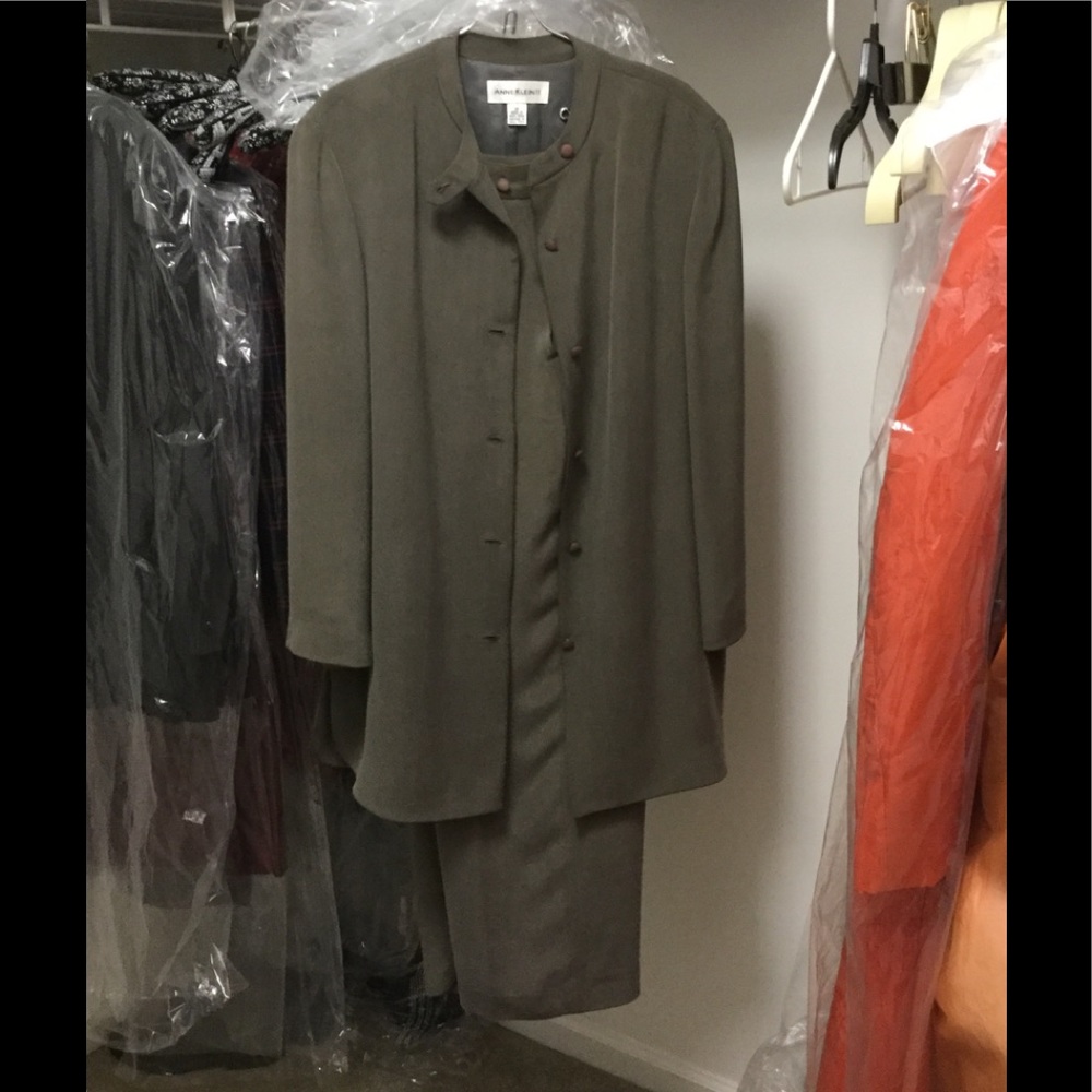 Silk pant suit by Anne Klein II - EUC